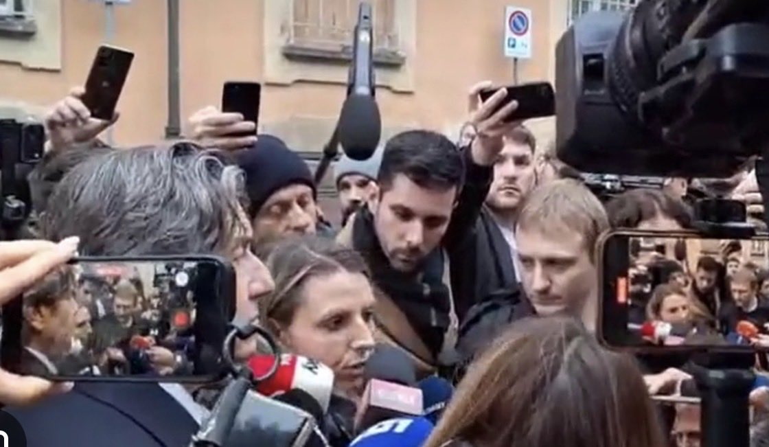 Rita_Cavallaro's tweet photo. Quando il saggio indica la luna, lo stolto guarda il dito. E gli stolti, nel caso #Garlasco, non smettono mai di rimarcare la propria natura, per lo più personaggi che non sono riusciti a ottenere alcun ruolo nell’indagine. E allora accade che trapela l’indiscrezione di alcuni approfondimenti della difesa di #Stasi, che svelerebbero nuovi elementi ritenuti di interesse estremo per gli inquirenti, e lo stolto, anziché agli elementi, guarda il dito di chi li ha depositati. Eppure, di fronte a indiscrezioni giornalistiche (che tali restano), nessuno ha precisato né dove, né come, né cosa ha depositato. Anzi, sia dalla Procura che dalla difesa di Stasi c’è silenzio assoluto sulla questione. Perché quando una bomba deve scoppiare, in un’esplosione controllata, prima bisogna evacuare il palazzo e mettere in sicurezza l’area. Altrimenti qualcuno può finire sotto le macerie.