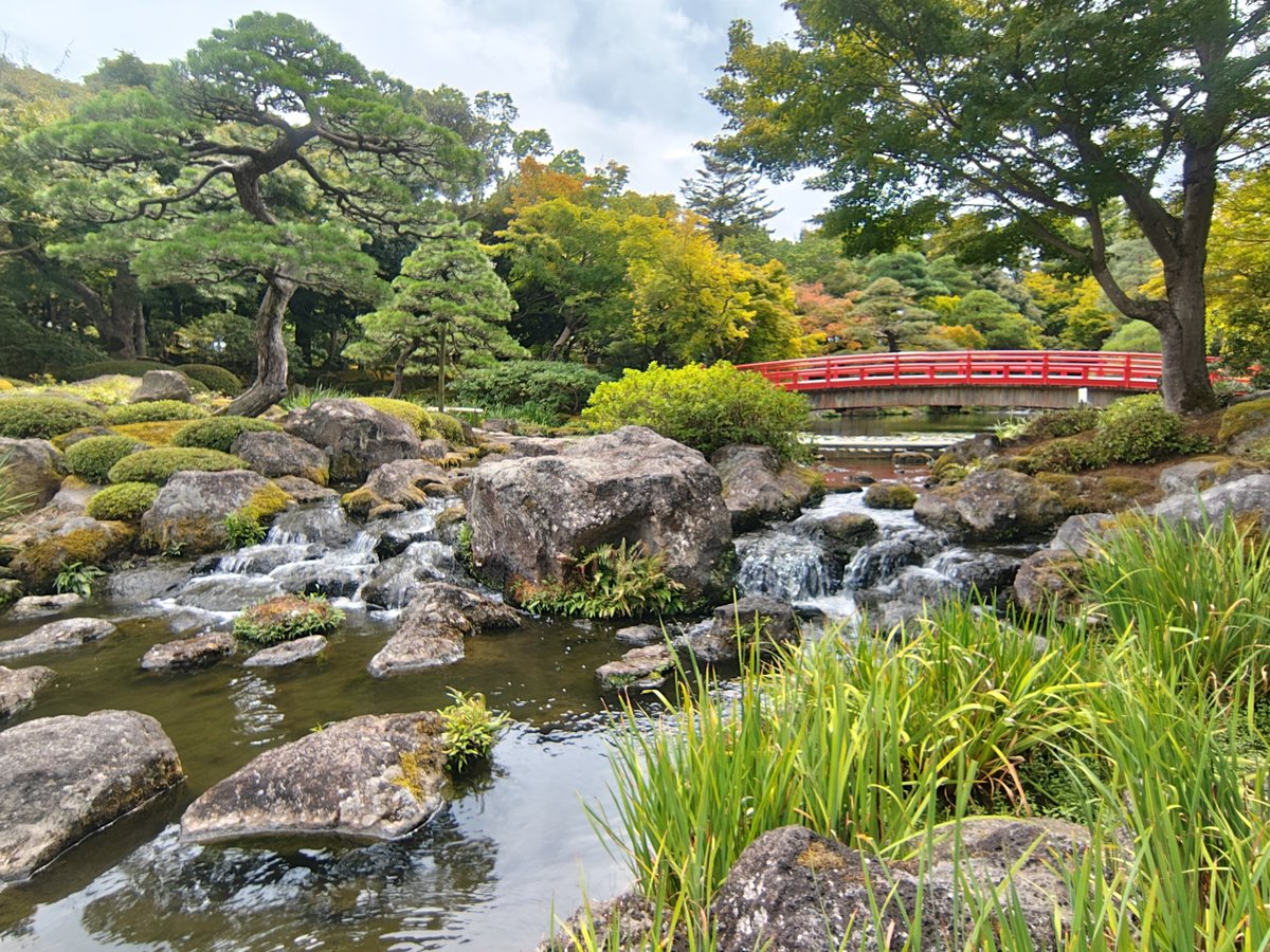 GM__network's tweet photo. 先日の出張最後に訪れた島根県の由志園
以前たまたま来た時の「池泉牡丹」の3万輪の花の池は素晴らしいものでしたが、日本庭園としても歩いていて楽しくなる素晴らしい庭園でした💮
木々や草や苔などの淡い緑から黄色、オレンジや濃い緑などの色んな緑がとても良かったですね👍🙌
また行きたいなあ🏞️ https://t.co/2CK9MSmZGc