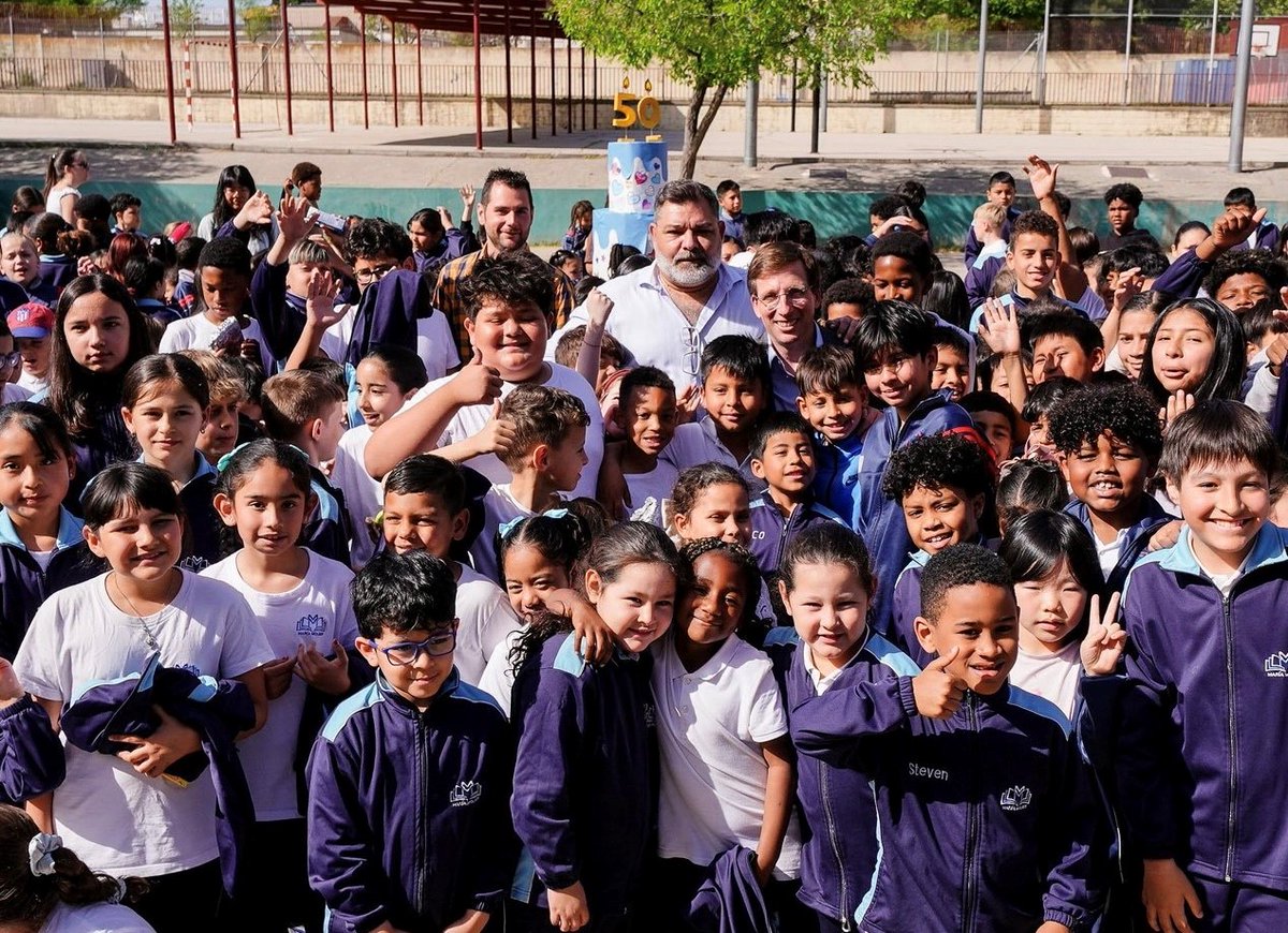 irene_freedom's tweet photo. La inmigración masiva también ha destruido la educación como ascensor social para los niños españoles.

Que “un tercio” del alumnado sean inmigrantes (hay aulas y escuelas con un 90% de extranjeros) llegados de latitudes con niveles educativos histórica y persistentemente más bajos que Europa, seguro que no afecta, Eduardo. Como tampoco que las matemáticas sean con perspectiva de género hace años en el mundo "desarrollado" obsesionado con lo woke, con la aculturación y la LGTBifilia antes que aprender a leer y entender lo que se lee.

Supongo que tampoco afecta al chaval español que durante el curso ve cómo aprender matemáticas de 4º no es ni siquiera un objetivo para el profesor cuando se van incorporando a la clase alumnos según aterrizan de Bolivia con un significativo retraso educativo. Y como no es uno, sino muchos, y se escolariza a los inmigrantes irregulares por edad, pues la solución será darle más pantallas al hijo del trabajador español para que se entretenga y se olvide de prosperar en su propio país. Se criará en un Guayaquil con altos impuestos, pero con iPad en la clase.

Para ese chaval, para esa niña española de barrio humilde, ya totalmente multi(des)culturizado, cuya única oportunidad era estudiar para desarrollar sus capacidades en un mundo tan competitivo, la educación pública no es un ascensor social, sino una jaula para su desarrollo, un inferno de injusticia y aislamiento social. 

Podría entrar en el comportamiento tribal social en las escuelas públicas. Los inmigrantes se juntan entre ellos, tienen actitudes de matones con el chaval blanco español. La escuela es una jungla donde son reyes del patio, numerosos y agrupados, donde sobrevive el que no tiene código moral ni capacidad cognitiva de respetar la vida de otro por encima de cualquier chorrada que le haga a uno cortocircuito y mucho menos si quiere atender en una clase dedicada a acoger y no a crecer. Así el chaval español blanco va aislándose, camina mirando al suelo, habla con miedo, se queda en un segundo plano para ser invisible. Las niñas además sexualizadas a edades más tempranas. 

Los mayores que debían mejorar su mundo, o al menos enseñarle matemáticas, ahora le han arrojado indefenso a un infierno donde ni siquiera va a aprender nada de provecho que le saque de ese barrio que no siente suyo. Luego hay suicidios, falta de esperanza y ausencia de vínculos que te salven entre los adolescentes. 

Y esos mayores blancos españoles con dinero, hijos de la izquierda, de la progresía y la derecha del capital extranjero, que trajeron masivamente a inmigrantes, sus hijos no conviven con ellos, los llevan a la escuela privada o escuelas de 100.000 € al año en Londres como las hijas de Pedro Sánchez. Los ricos muy ricos serán los que tengan acceso a una educación. Una sociedad cada vez más desigual, injusta, segregada y clasista.

El planteamiento que hagas de la educación es el reflejo de la conciencia nacional que tengas.

El resto del mundo invierte en crear ingenieros, (programar no es lo mismo que tener una pantalla). La diferencia con  China, Singapur… y sus jóvenes con los que están aquí, empieza a ser como la diferencia con la Edad del Bronce. 
Foto: Alumnos "españoles" en un colegio de Madrid.