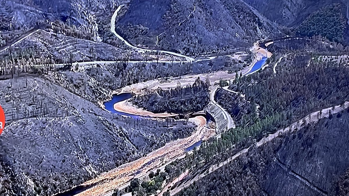 ruiz_kiko's tweet photo. Desoladora la imagen de la cuenca minera, devastada por los incendios, en la Vuelta a España. Qué pena de paisaje https://t.co/RFyKF06whP
