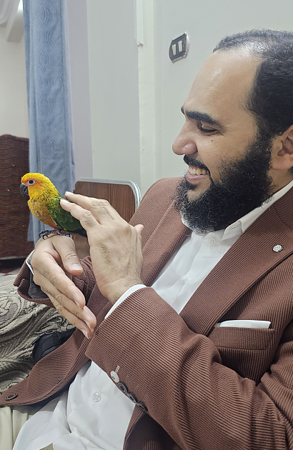 ibn_badys's tweet photo. المناظرة تقترب من نصف مليون مشاهدة في يومها الأول - اللهم بارِك-. 
الملحد هـ... المصري كتب منذ ساعات يقول: "هيثم طلعت يتحول إلى غول، وأبو قبلة يختبيء منه ولو في ألمانيا ولو تحت حراسة الشرطة الألمانية". 
الملاحدة في العالم العربي يصرخون في صمت.

لكن بعضهم وجد المَخرج أخيرا : إنها مسرحية!!
أنا أُدرك حجم الصدمة ... لكن والله الذي لا إله غيره أنها أعلنت عن شكها في وجود الرب ولم يكن هذا بتنسيق مثلا مني هههه لا والله!
إنهم مفاليس جدا.
هي تعاني من تساؤلات وشكوك منذ زمن إلى أن وصلت إلى الإلحاد.
على العموم المفاجأة بالأدلة قادمة فأبشروا.

أما ستر الوجه واليدين أثناء المناظرة فكما لا يخفى على أي مونتير أنه تم بالـ AI. وذلك للحفاظ على خصوصيتها وهذا من حقها.

يقول الملحد: لكن تساؤلات الملحدة كانت متعلقة بأسباب نفسية وعاطفية!
وهذا أغلب إلحاد العالم لو كنت تعي.
بل قُل أنَّ جميع أسباب إلحاد العالم هي: إما بسبب دين شركي أو لسبب عاطفي نفسي! 

الإشكال الذي لم يقله لك الملحد أن المناظرة قدمت تفكيكا للإلحاد بأسلوب سهل، وقدمت أدلة قوية على الإيمان وهذا يجعل منها مهمة جدا لجميع أفراد الأسرة. 

المناظرة تناولت إشكالات وتساؤلات حائرة يعاني منها كثير من الناس وخاصة الجيل الصاعد في صمت.

رابط المناظرة في الردود.

الذي صنعه الملحد "أيْهُما" في سبع سنوات يضيعه أبو قبلة برعبه وهلعه.

أي ملحد في العالم يريد حوارا على أرض الواقع في القاهرة مع الاحتفاظ بالخصوصية ( وتغيير حتى نبرة صوته لو أراد ) بشرط أن يكون باحثا صادقا عن الحق، وكذلك مَن أراد دعم إقامة مناظرات أخرى؛ فليتواصل معنا واتس: 00201110480316. 

المناظرة تلقى تفاعلا جماهيريا كبيرا و تعليقات واعدة تعكس وعياً متنامياً؛ بفضل رب العالمين. المناظرة مهمة لجميع أفراد الأسرة فساعدونا على نشرها. لا تنسونا من الدعاء.

أسأل الله أن يبارك فيكم وأن يهدي كل باحث عن الحق، فهذه والله غايتنا.

ورسالتي لكل ملحد يبحث عن الحق: والله الذي لا إله غيره أرجو أن أكون بجانبك وأن ترى حرصي على نجاتك في عينيّ، ولا أريد غير ذلك.

اترك المهرجين ولا تؤجر عقلك إلى غيرك.
شاهِد وأنصِف.