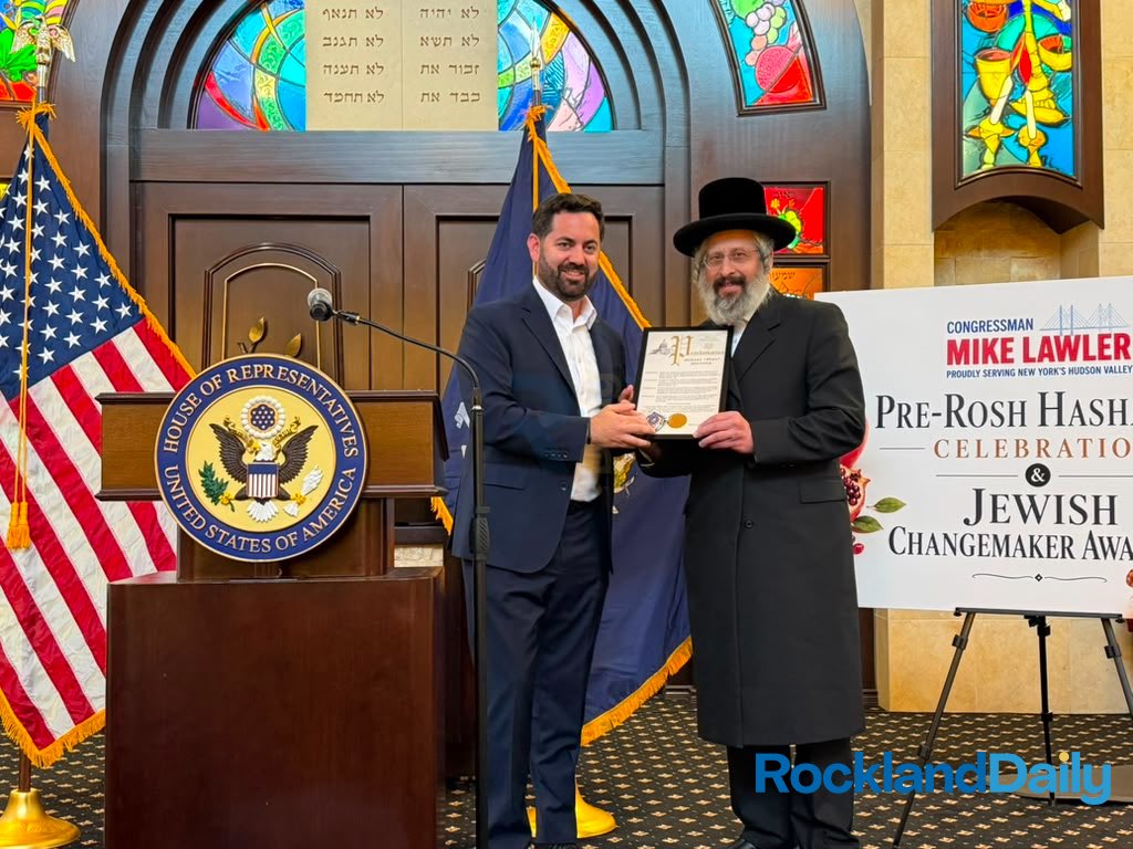 BenNazriGOP's tweet photo. @Avi__Goldstein @RepMikeLawler @lawler4ny @Rafisilberberg Hey Avi, look who else got the same award from our Beloved Congressman Mike Lawler. 

Ye. The Mayor of the Village of New Square who our Congressman supports fully. https://t.co/LnnSU2Ch5g