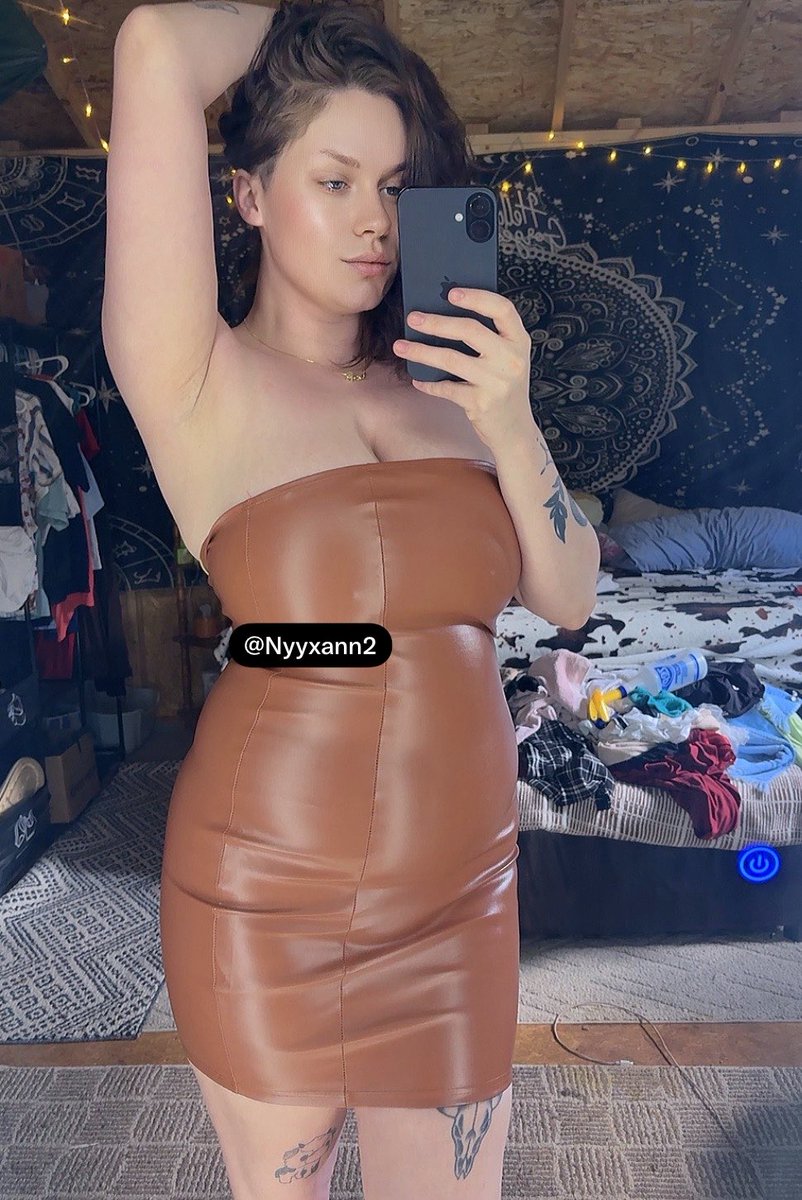 Nyyxann2's tweet photo. Here is my verify for today! Come get ya certified milf I think it might be a good day (maybe) 💙
🧡🎀☺️ #buyingcontent https://t.co/cJc8oZuD9s