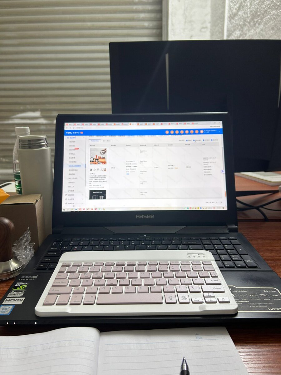 FatmaCetint3ev's tweet photo. Spent 10 mins explaining "why we can't use personal WeChat for work" to a new intern who thought it was just a social app… until she saw 12 unread work messages at 9PM. https://t.co/Zdk3VxIZxq