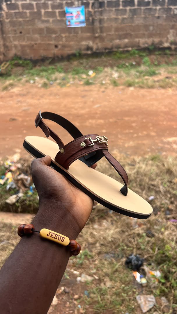 baddotfootie001's tweet photo. Handmade with class 👌🏽🔥 Quality you can trust! 🩴❤️
Get yours today — Baddotfootie 🥰
Nationwide delivery available 🚚📦
DM/WhatsApp to order 📲

Price is 8k

Hashtags:
#Baddotfootie #HandmadeShoes #HandmadeSlippers #Footwear #MensFashion       

Location:
📍 IBADAN, OYO STATE https://t.co/OdleCndkn6