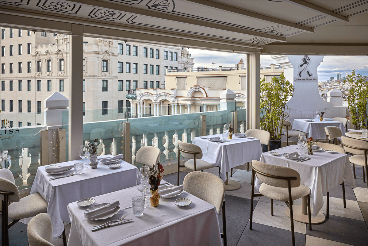 juanluisrecio's tweet photo. Las noches frescas de septiembre encuentran uno de sus mejores #restaurantes en la terraza ajardinada de Urrechu Velázquez, donde saborear algunos de los platos más icónicos del chef Íñigo Urrechu al aire libre o la vuelta a la tradición más elogiada de las mesas de Zalacaín. https://t.co/fhqoqKRdDy