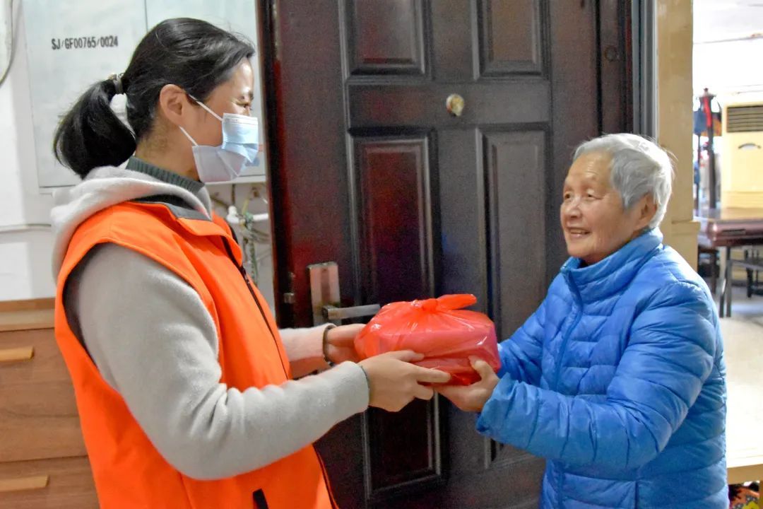 EdaTuran88eq's tweet photo. Volunteered at the community food bank this weekend—helped sort 200+ meals and brightened a few elderly neighbors’ days. Small acts add up! https://t.co/6cx4G7J8XG