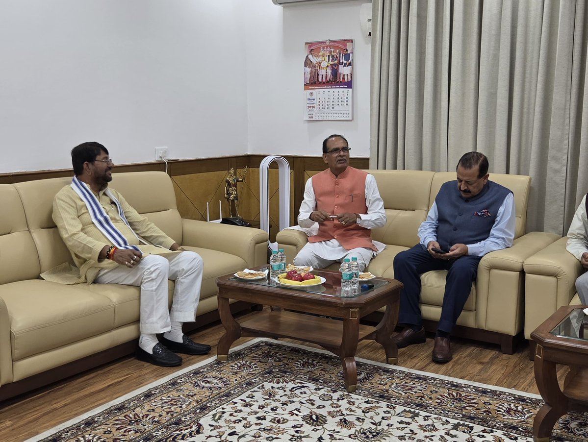 Lakhan_BJP's tweet photo. मेरे प्रभार जिले विदिशा में अटल बिहारी वाजपेयी शासकीय चिकित्सा महाविद्यालय में कैंसर डे-केयर सेंटर के शुभारंभ के निमित्त पधारे माननीय केंद्रीय मंत्री श्री जितेंद्र सिंह जी एवं माननीय केंद्रीय मंत्री श्री शिवराज सिंह चौहान जी का स्टेट हैंगर, भोपाल पर आत्मीय स्वागत किया।

@DrJitendraSingh 
@ChouhanShivraj