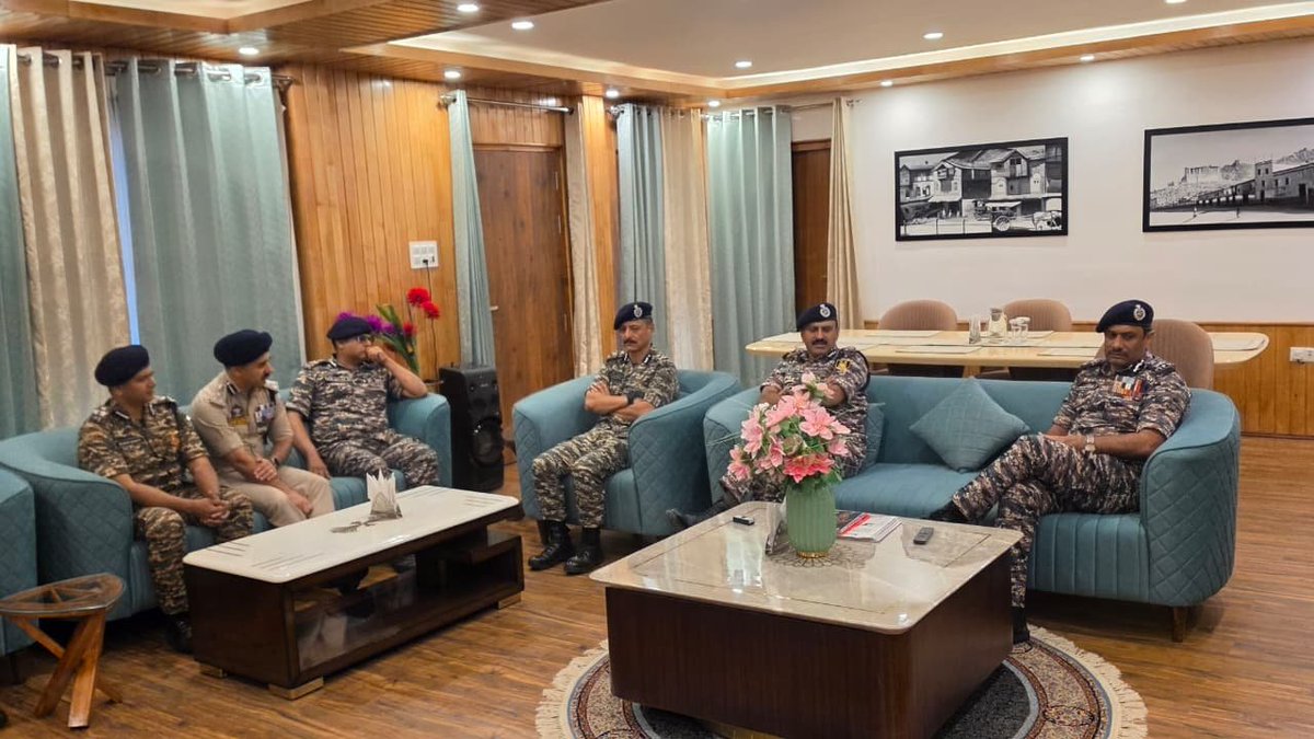 crpfindia's tweet photo. Continuing his Kashmir Valley tour, DG @crpfindia Shri @gpsinghips visited 116 Bn CRPF. ​After receiving a ceremonial Guard of Honour at the Quarter Guard, he reviewed the prevailing security scenario with key stakeholders and exhorted troops to maintain operational readiness and robust area security.

#NationFirst
#Vandematram150 
#MissionNaxalMuktBharat2026
@gpsinghips
@crpf_j
@crpf_srinagar
@KOSCRPF
