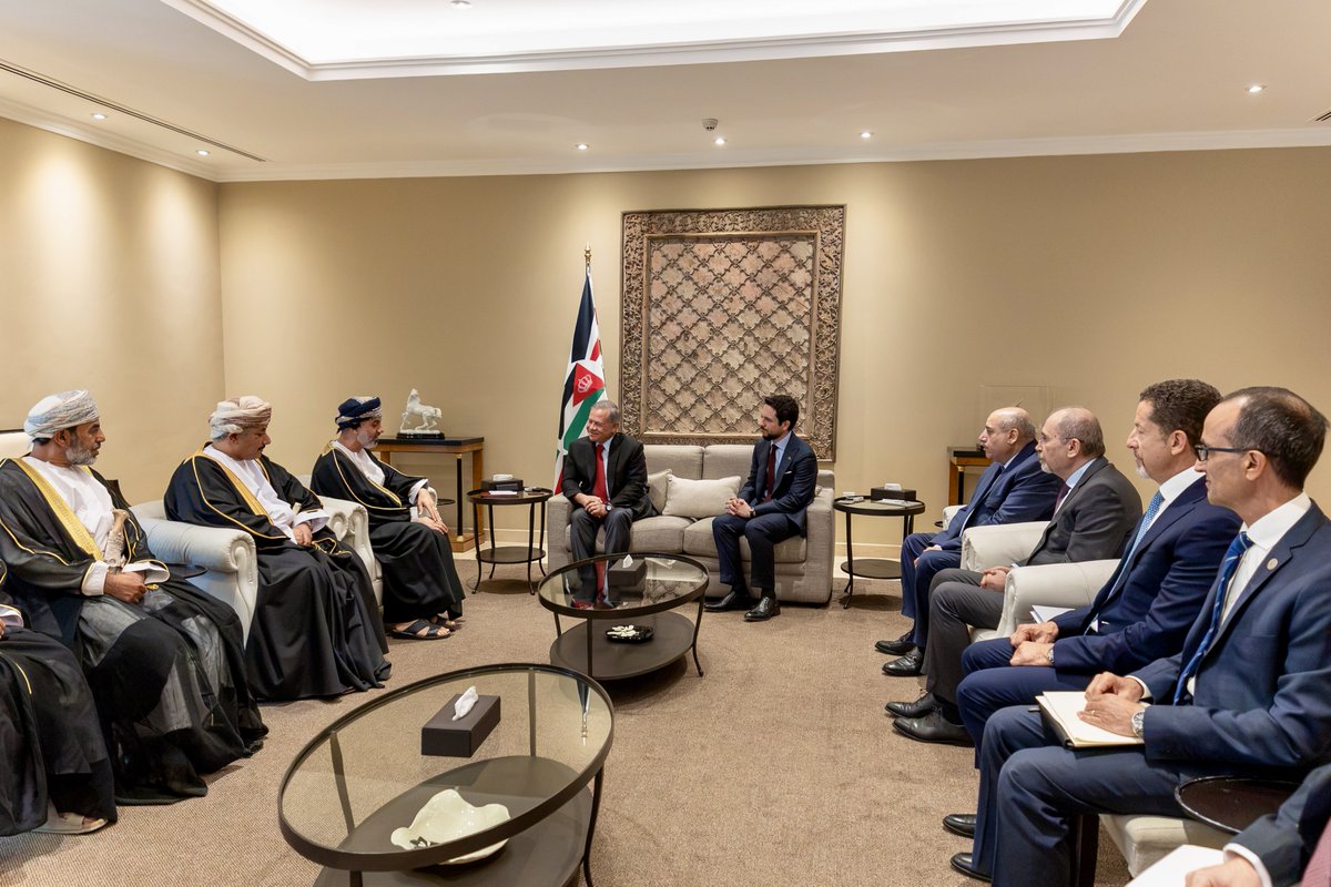 RHCJO's tweet photo. His Majesty @KingAbdullahII, accompanied by His Royal Highness Crown Prince Al Hussein, receives Oman Shura Council Chairman Khalid Al Maawali and his accompanying delegation, and affirms the deep-rooted ties between #Jordan and #Oman, and readiness to continue strengthening them.