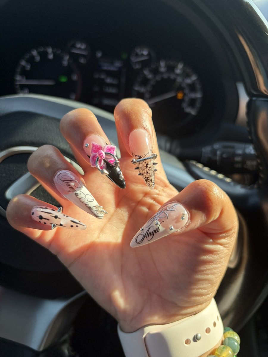 cutesy_kuromiii's tweet photo. Good morning oomfs 💅🏽 https://t.co/jyLVGtrJfs