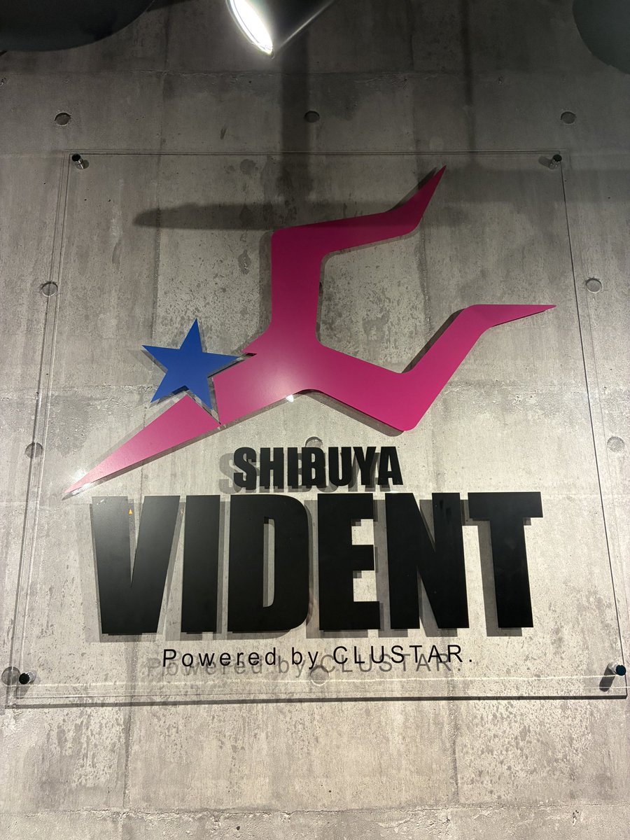 tell_1016's tweet photo. 今日の #ラストレイ (@lastray_ )は渋谷VIDENTでライブでした！夜遅い時間でしたが、沢山の人がライブを見てくれて、一緒に沸いてくれたりして、盛り上がって良かったです！ほんとにメンバー全員、精一杯がんばってえらかった！
#アイドル https://t.co/OR3z5K0MGA