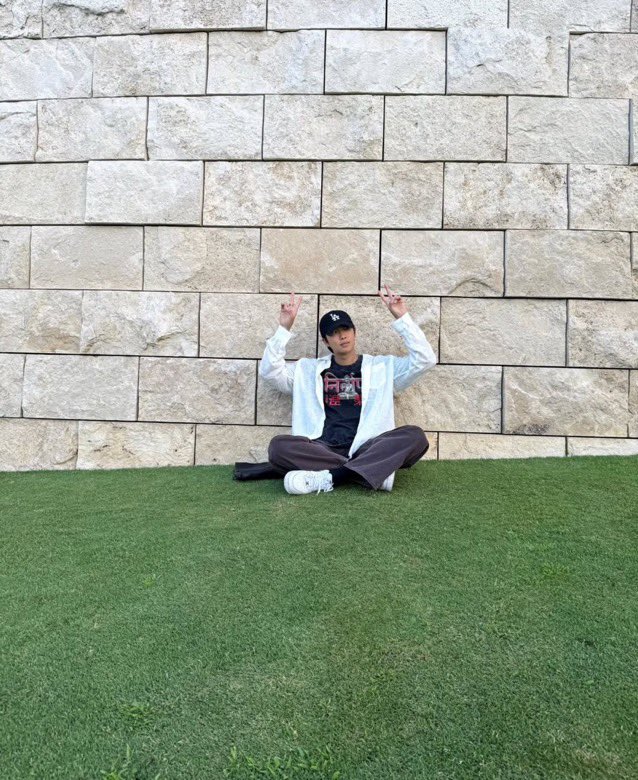 naomeowmeow's tweet photo. The Getty Center really is Namjoon’s safe haven whenever he’s in LA. It’s like his personal tradition to come back here… and now his 3rd visit is officially in the books! 🩵 https://t.co/68puBt7Bwq