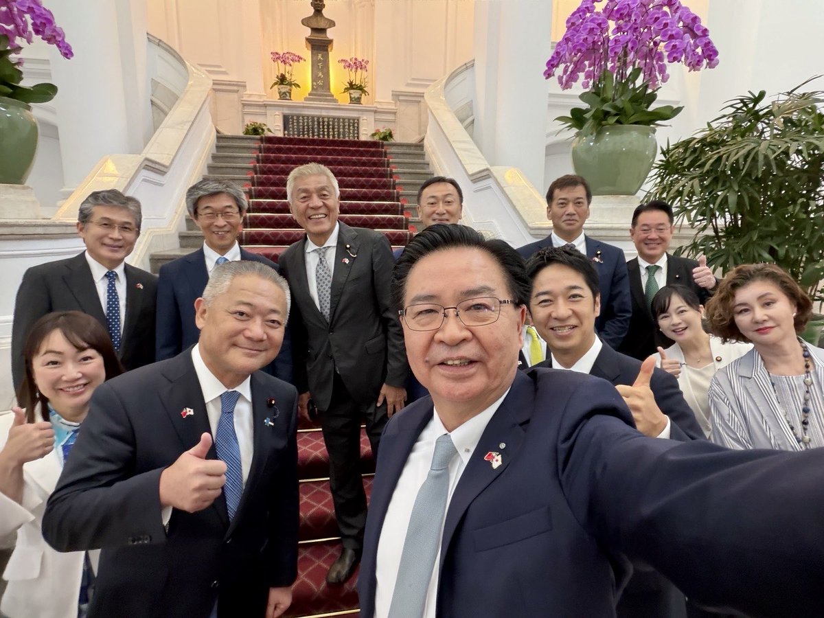 josephwutw's tweet photo. 衆議院議員の馬場伸幸氏と藤田文武氏が率いる日本維新の会の国会議員団を、国家安全会議でお迎えでき大変うれしく思います。私たちは地域の安全保障が抱える課題や台湾と日本の協力について心ゆくまで語り合い、台日両国の関係がまるで家族のように親密なことを改めて実感しました。
#台日友好 
🇹🇼❤️🇯🇵 https://t.co/9IrItEXw2D