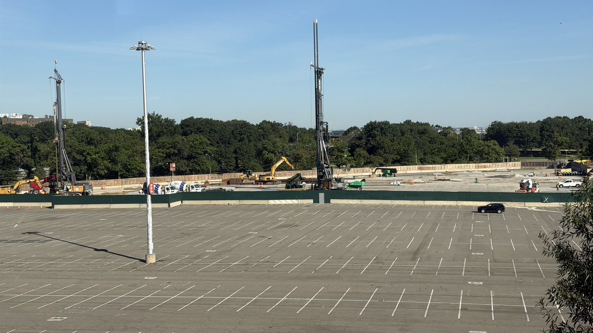 willetspointdev's tweet photo. 9/8/2026 - work picking up in the lot 💪 #nycfc #mets #lgm                                             #willetspoint #flushing #Construction #queens #etihadpark #citifield #metropolitanpark https://t.co/IV6tMuwFwq