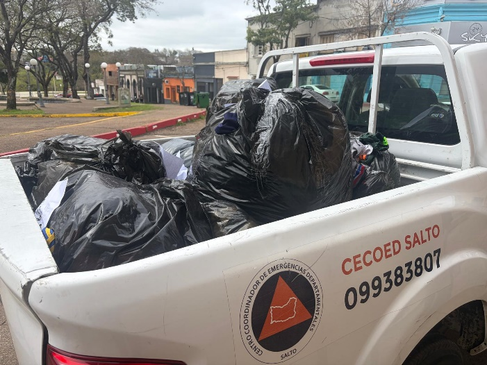 AduanaURU's tweet photo. Aduanas donó más de 3.000 prendas de vestir para damnificados por inundaciones en Salto. https://t.co/sJitRijOmO https://t.co/j3ahIag5OZ