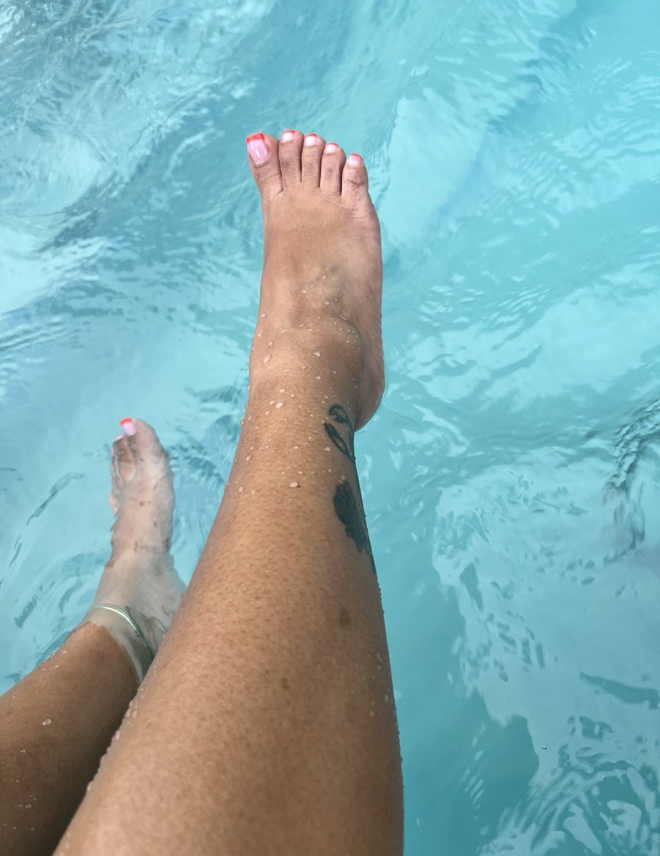 ScreamSashaX4's tweet photo. Come lick my feet dry 🤪#FeetBoy #FeetFreaks #prettyFeet https://t.co/eMNKUl8Y7I