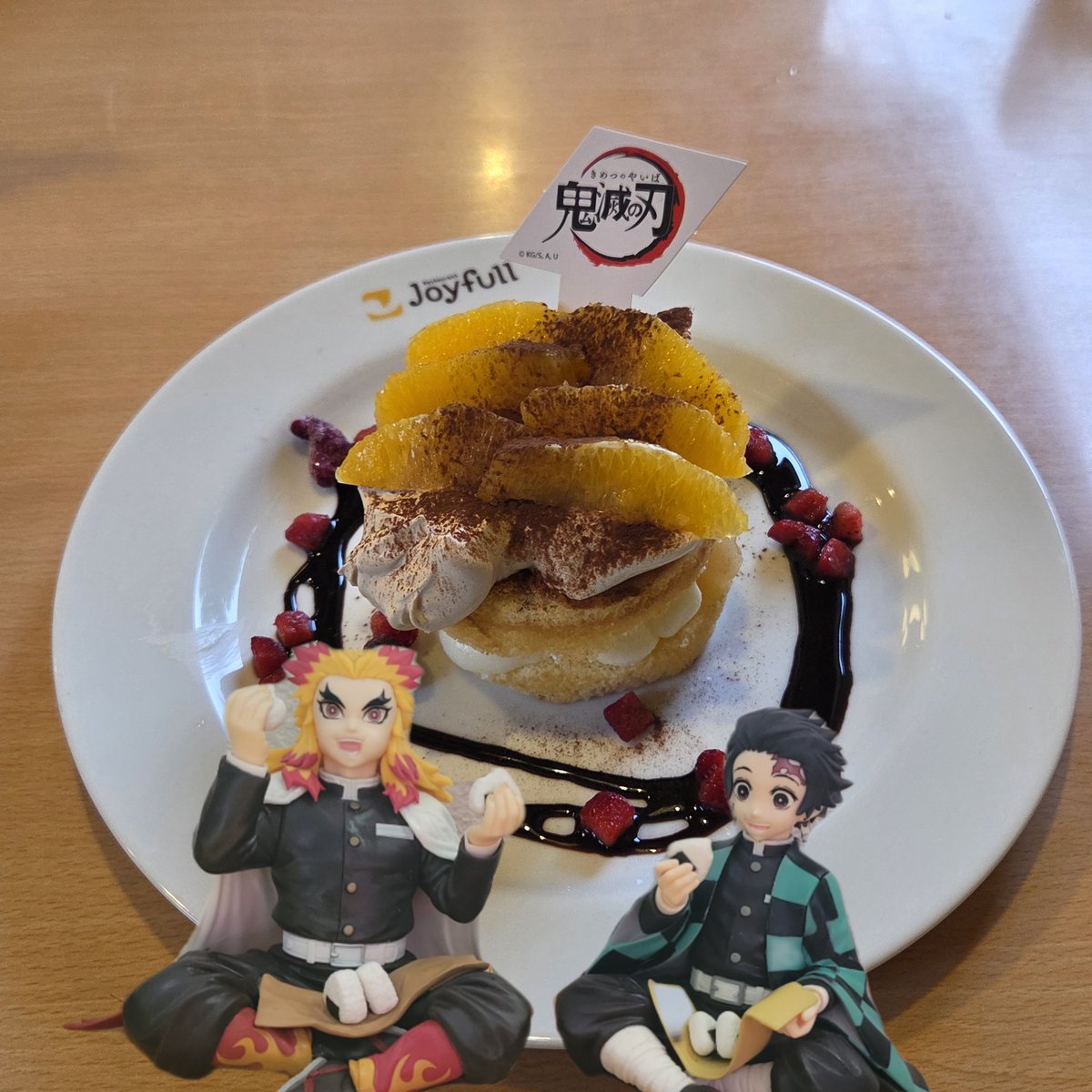 _panda09cat's tweet photo. #鬼滅の刃ジョイフルコラボ
悲鳴嶼さんのフードも黒死牟もケーキもとても美味しかったです！

特典は小芭内さん、蜜璃津ちゃん、伊之助くん、そしてシクレを頂きました😋ありがとうございます✨️ https://t.co/zAPQYM416f