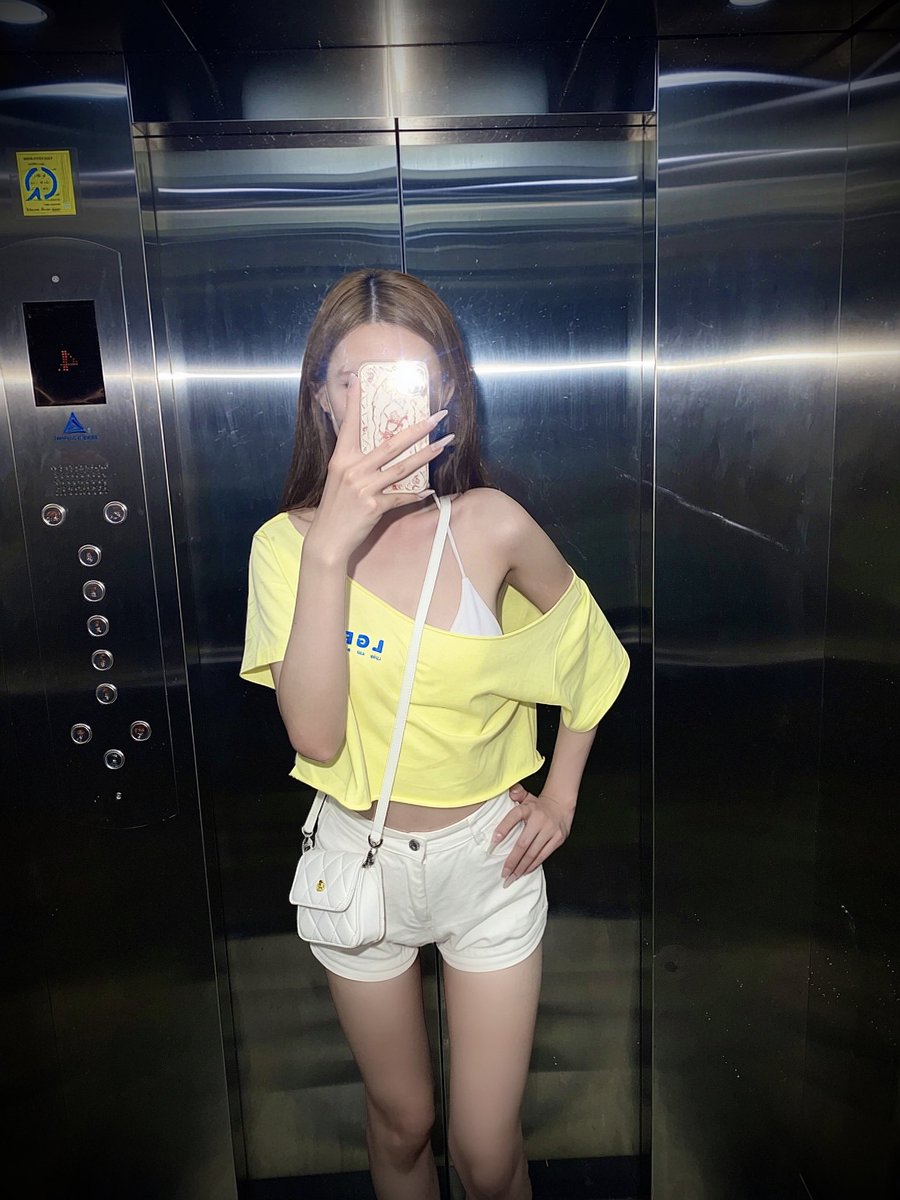 Louna_2001's tweet photo. Áo em hơi dãn😋 https://t.co/qf0kT2KRt2