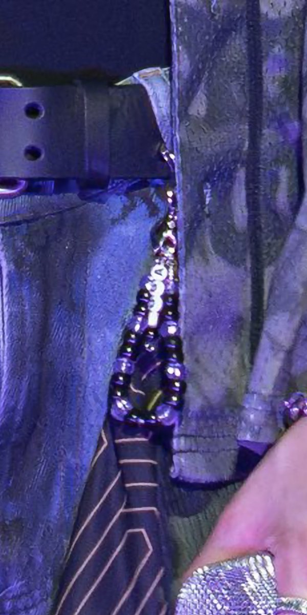 DataAgustD's tweet photo. It seems Yoongi was wearing another fan-made freebie, this time a "SUGA" bracelet, at the LA Day 4 concert! 🥹

The staff have been collecting different fan freebies to add to the members’ outfits, and it’s honestly so wholesome. 💜 https://t.co/fhEKKiyWwq
