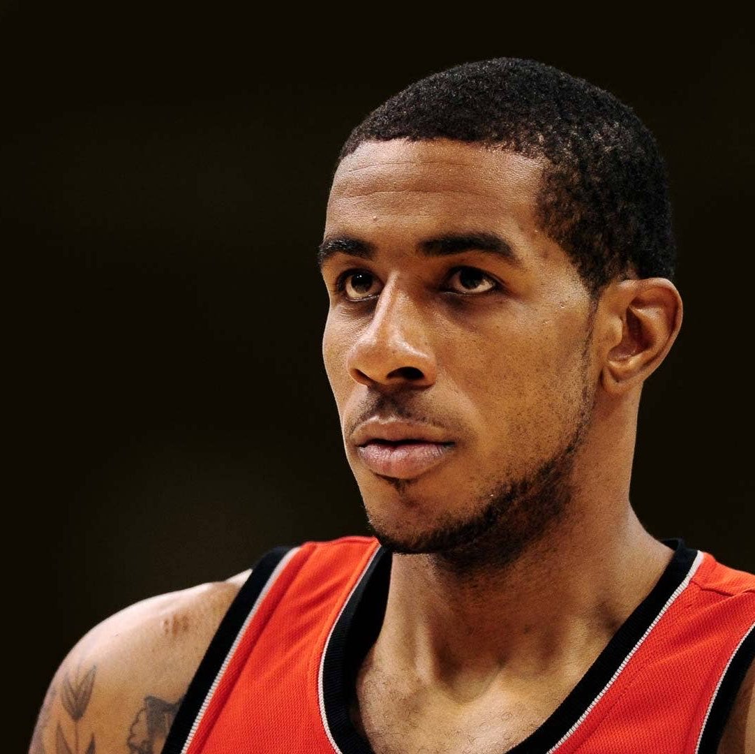 RTNBA's tweet photo. LaMarcus Aldridge says Darius Miles gave him $2,000 to buy him a drink at a club as a rookie, so he spent $25, kept the rest and went home:

“We went out one time in Portland, a little rinky dink club and we kicking it. I think Z-Bo showed up late, but we in there and you could get drinks and stuff. Then D-Miles, at this time I’m a rookie, he threw me like two racks and was like, ‘Go buy us some drinks’… I was like, ‘Cool. What do you want?’ He was like, ‘Just give me this.’ He ordered one drink. I went and got one drink... I spent $25 on that drink and put the other $1,900 in my pocket and I went home. He didn't even ask for it” 😂

via @KnuckleheadsPod, h/t @cptdankkk