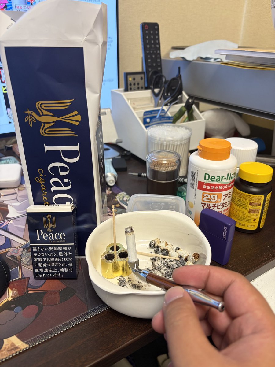 krmdr_tct's tweet photo. ヤニねこ見てやってみたいと思って初めてタバコを買ってみました！ https://t.co/jHgoE4gpjt