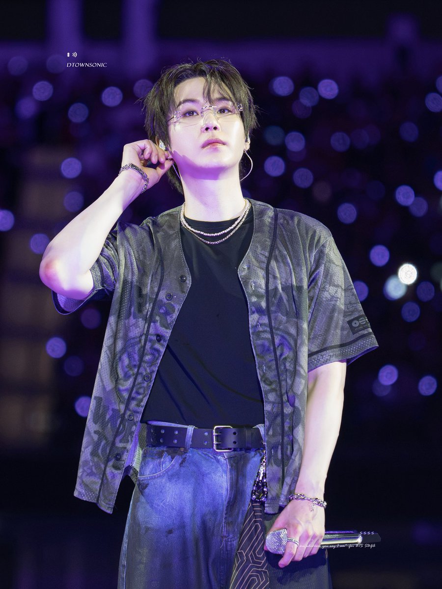 DataAgustD's tweet photo. It seems Yoongi was wearing another fan-made freebie, this time a "SUGA" bracelet, at the LA Day 4 concert! 🥹

The staff have been collecting different fan freebies to add to the members’ outfits, and it’s honestly so wholesome. 💜 https://t.co/fhEKKiyWwq