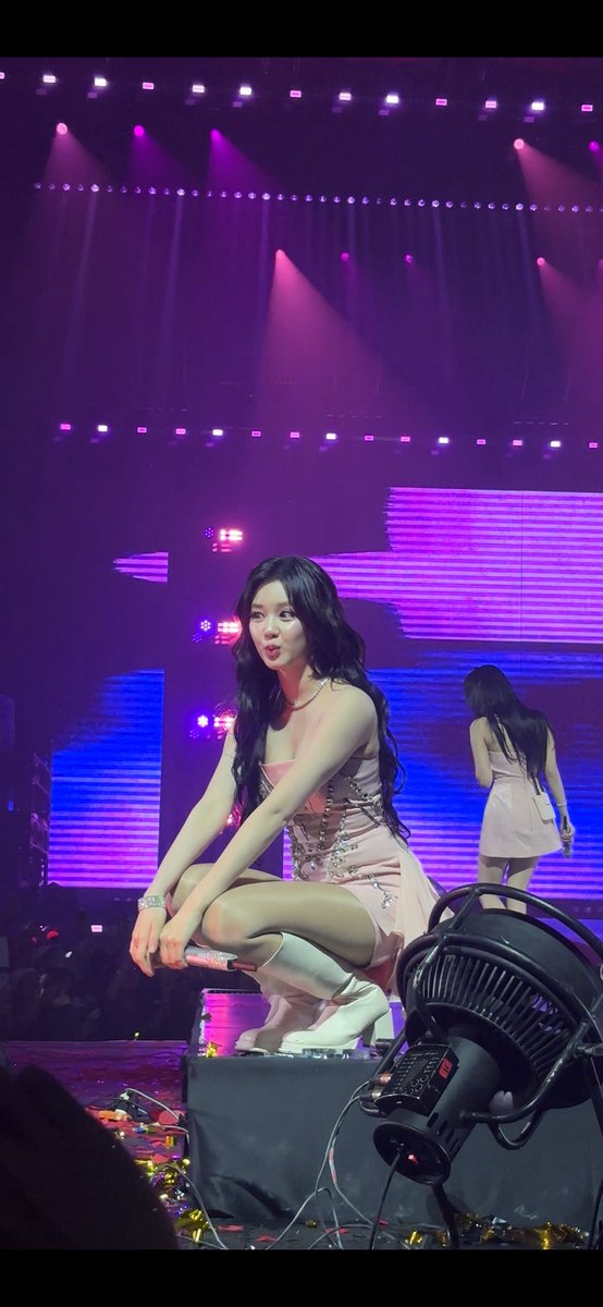grayscaele's tweet photo. GAGIII GUYS SI PHARITA PARANG PRINCESS LIKE YUNG VV MAHINHIN NA KAHIT ANO IPASUOT MAGANDA PA RIN😭 SUPER ELEGANT DIN NIYA SA STAGE! IT’S GIVING BIGYAN KITA NG 1M LAYUAN MO LANG ANG ANAK KOHAHAHAHAHA (this is from my fancam) https://t.co/GztbSkxFJJ