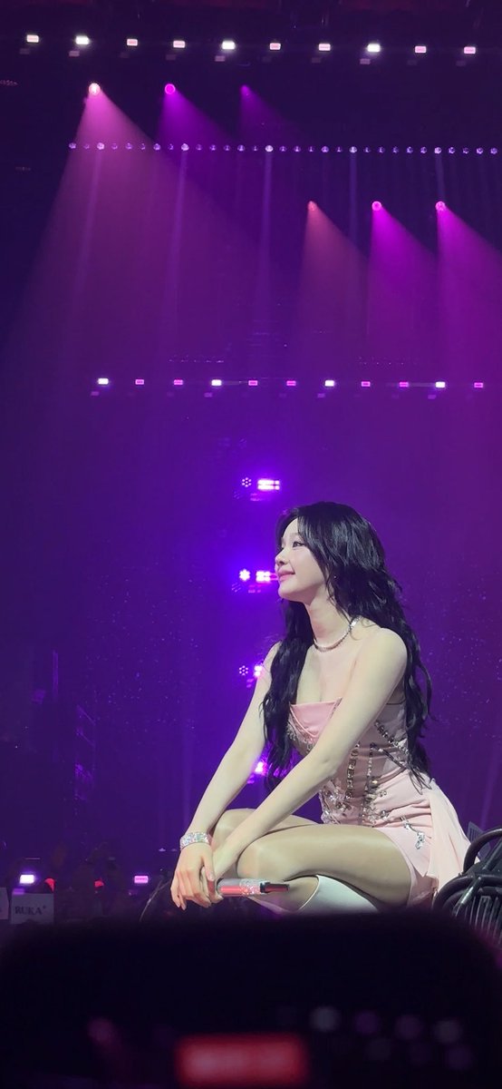 grayscaele's tweet photo. GAGIII GUYS SI PHARITA PARANG PRINCESS LIKE YUNG VV MAHINHIN NA KAHIT ANO IPASUOT MAGANDA PA RIN😭 SUPER ELEGANT DIN NIYA SA STAGE! IT’S GIVING BIGYAN KITA NG 1M LAYUAN MO LANG ANG ANAK KOHAHAHAHAHA (this is from my fancam) https://t.co/GztbSkxFJJ