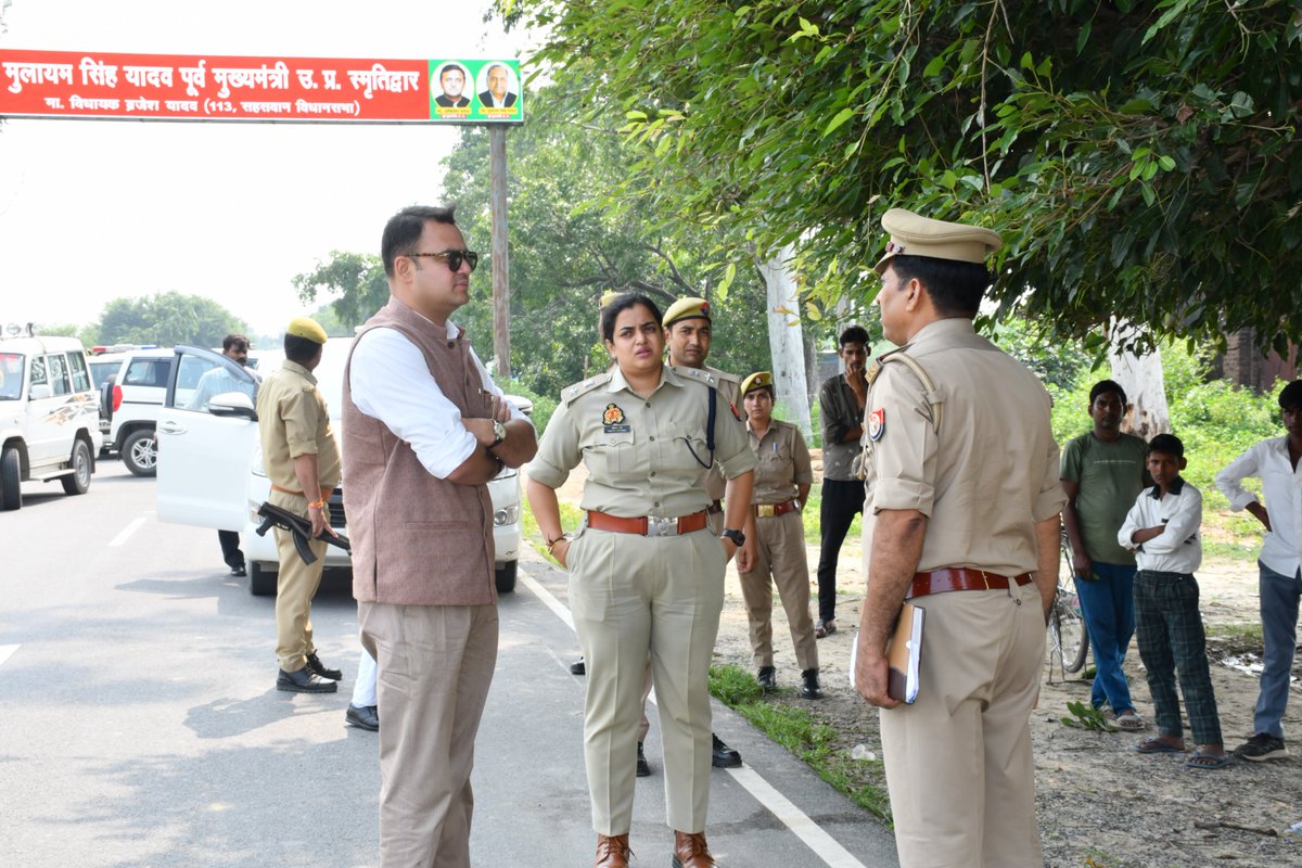 dmbudaun's tweet photo. थाना उघैती एवं फैजगंज बेहटा क्षेत्रान्तर्गत हुई सड़क दुर्घटनाओं के घटनास्थलों का वरिष्ठ पुलिस अधीक्षक व प्रशासनिक अधिकारियों के साथ भौतिक निरीक्षण किया। संबंधित अधिकारियों को आवश्यक दिशा निर्देश दिए।
@UPGovt
@CMOfficeUP
@CommissionerBA1 https://t.co/8Qn9qwpeLJ