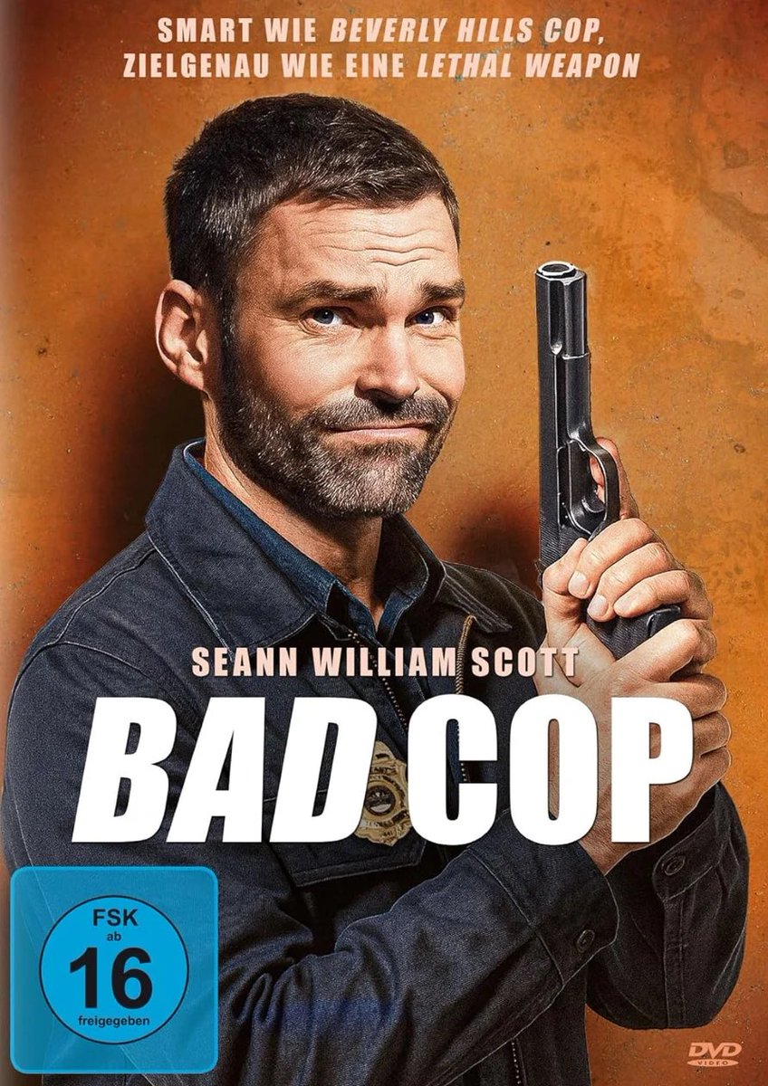 PlanetReviewDE's tweet photo. #BadManMovie
Review ⭐️⭐️⭐️

Wir erleben #BadMan (Originaltitel) als eine überraschend unterhaltsame schwarze Krimikomödie, die zunächst wie ein eher gewöhnlicher, düsterer Actionfilm wirkt. Die Handlung spielt in der kleinen Stadt Colt Lake in Tennessee, wo ein Mann auf offener Straße ermordet wird. Der freundliche, aber wenig kompetente Polizist Sam Evans und sein Deputy DJ beginnen mit den Ermittlungen, werden jedoch schnell von Spezialagent Bobby Gaines verdrängt. Dieser übernimmt den Fall mit äußerst direkten und teilweise gewalttätigen Methoden und kommt dadurch erstaunlich schnell zu Ergebnissen. Im Verlauf der Ermittlungen arbeitet er sich durch die überschaubare kriminelle Szene des Ortes bis zum eigentlichen Drahtzieher vor. Dabei stellen wir fest, dass die Kriminalhandlung selbst weniger im Mittelpunkt steht als der besondere Humor des Films. Vor allem die ständigen Wortgefechte, gegenseitigen Beleidigungen und skurrilen Figuren sorgen für Unterhaltung. Die ungewöhnlichen Details am Rande verleihen der Geschichte zusätzlich Charakter, etwa eine Frau, die während gefährlicher Auseinandersetzungen Banjo spielt, oder Sams Interesse an Izzy, der Tochter des Bürgermeisters. Obwohl der Film behauptet, auf tatsächlichen Ereignissen aus dem Jahr 2008 zu beruhen, dürfen wir diese Aussage durchaus mit Skepsis betrachten. Entscheidend ist vielmehr, dass Regisseur Michael Diliberti die Eigenheiten seiner Figuren wirkungsvoll für die Komik nutzt und durch geschickten Schnitt viele Pointen gut zur Geltung bringt. Gegen Ende wird die Handlung zwar zunehmend vorhersehbar, insgesamt können wir #BadCop (🇩🇪 Titel) jedoch als gelungenes und überraschend humorvolles Regiedebüt einordnen. #SKYTV #WOWTV