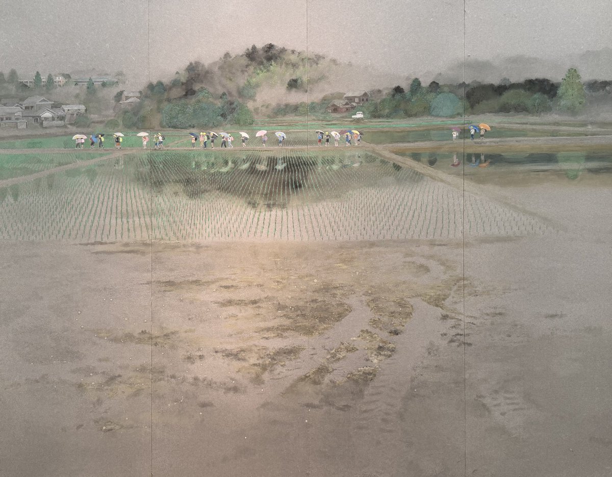 MYARTROOM2's tweet photo. 加藤厚さん《翠雨》日本美術院大観賞。田園風景に児童はモチーフとしては定番なので力量が問われる。手前の代掻きされた田んぼが素晴らしい。タイヤの跡も良いですね。本作では画面の半分は土です。これがあるから遠くの景色に余韻がでます。空を広く描くのと同じ効果。傘をささない子もいて楽しい。 https://t.co/WAFzrYrEmI