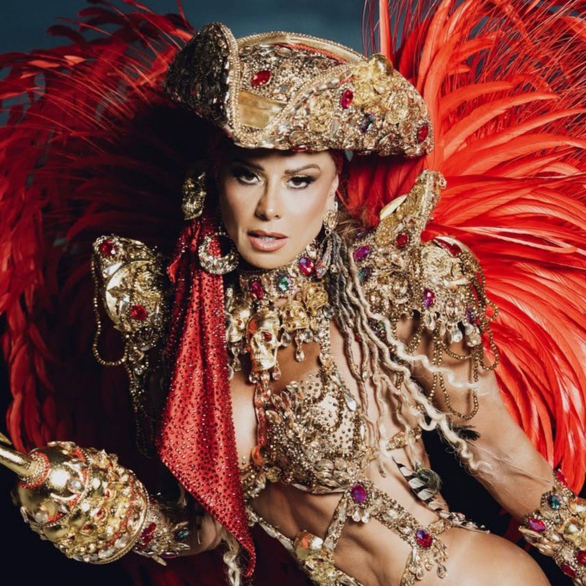 updatecharts's tweet photo. Anitta receberá a faixa de Rainha de Bateria da Grande Rio das mãos de Viviane Araujo, segundo o Jornal Extra. https://t.co/zmzbAnW76A