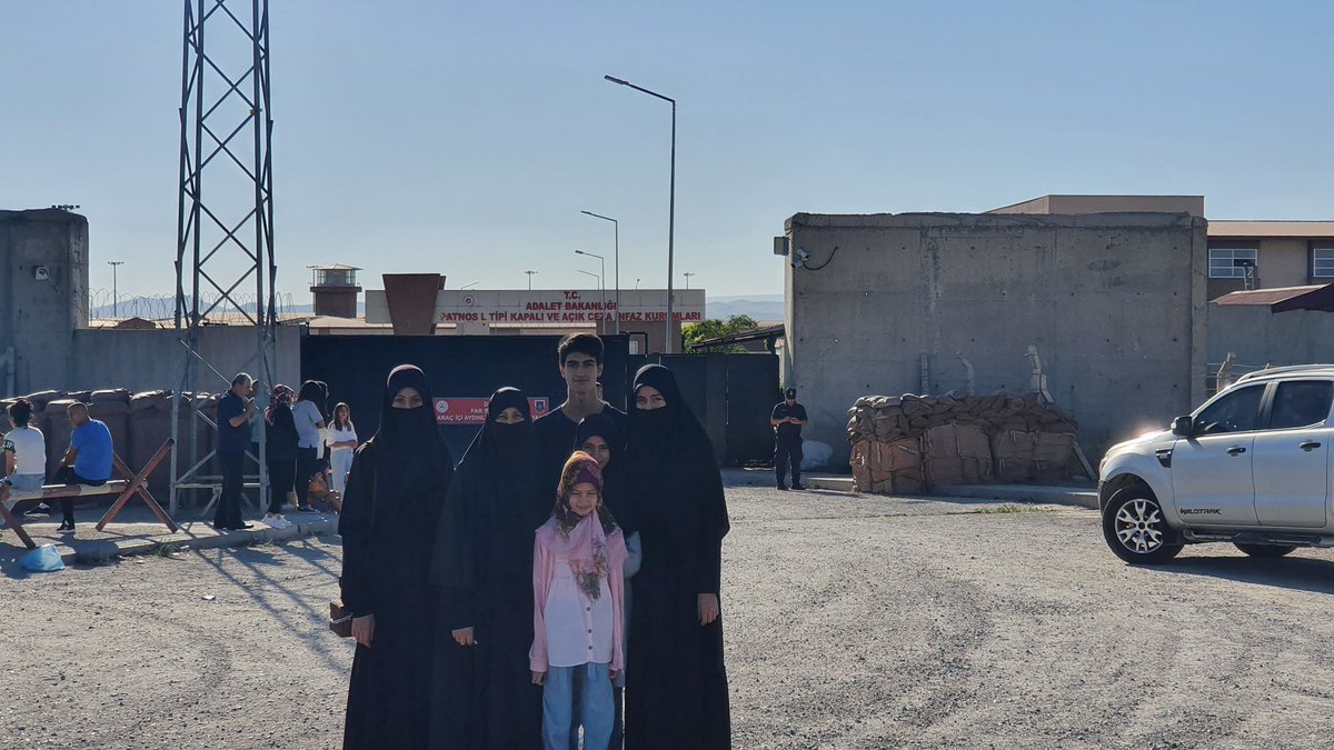HaticeKuytul2's tweet photo. Senden öğrendim gözyaşını içine akıtıp düşmana göstermemeyi
Senden öğrendim yıkılmamayı, daha da dik durmayı
Senden öğrendim mücadeleyi, korkmamayı
Tüm öğrettiklerinle mücadelene kaldığın yerden devam edeceğiz annecim..

#YargıEliyleZulüm
SemraHocaya Ozgürlük
28Şubat DevamEdiyor https://t.co/26H7h5WPR0