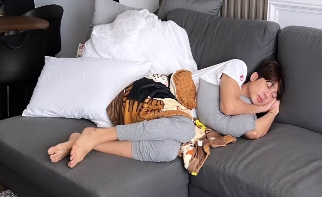taeniemenow's tweet photo. รวมความแมสของพี่เอิร์ท : ตำนานเล่นคู่มิกจนกว่าชีวิตจะหาไม่ ตำนานเต้นฟาดหน้าเดือนทันตะ แมสฝีมือการแสดง แมสพี่เอิร์ทเป็นคนดี พี่เอิร์ทหล่อ พี่เอิร์ทตลก พี่เอิร์ทพีเรียด พี่เอิร์ทรักเทอขาที่สุด พี่เอิร์ทจะเปิดคลินิค 10 ล้านให้มิก พี่เอิร์ทง้อด้วยคาร์เทีย 

but พี่เอิร์ท : https://t.co/SCJYmUITAj