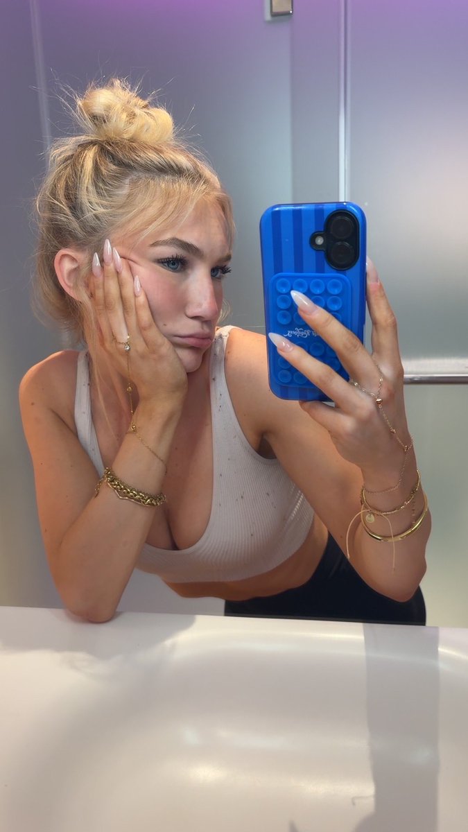 eemmaxbrookss's tweet photo. Rate my look https://t.co/IWBjfhJrI3