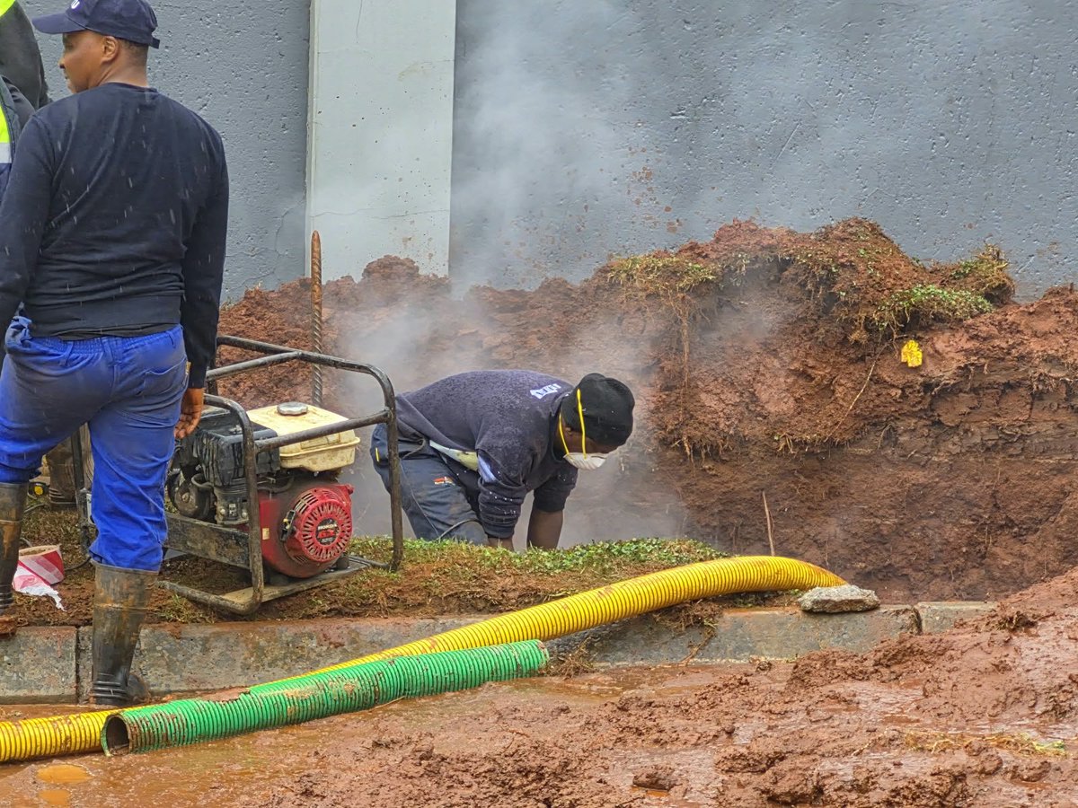 City_Ekurhuleni's tweet photo. 💧🔧 #FixingTheFrontline | #CoEWaterUpdate

🚧 Another frontline repair completed!

The team responded to a burst water pipe on Florence Avenue in #Bedfordview, successfully completing the necessary repairs and helping restore reliable water services to the affected area. 👷🏽‍♂️💧 https://t.co/QM14NsB0pN
