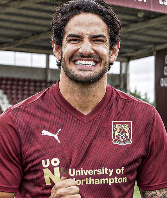 futtmais's tweet photo. Quem disse que o modo carreira do FIFA não pode dar certo?

Um grupo de amigos e empresários, incluindo o Alexandre Pato, compraram o Northampton Town, da 4° divisão da Inglaterra. 

É a primeira vez na história que um grupo brasileiro assume um clube profissional inglês. https://t.co/9MMVCWemue
