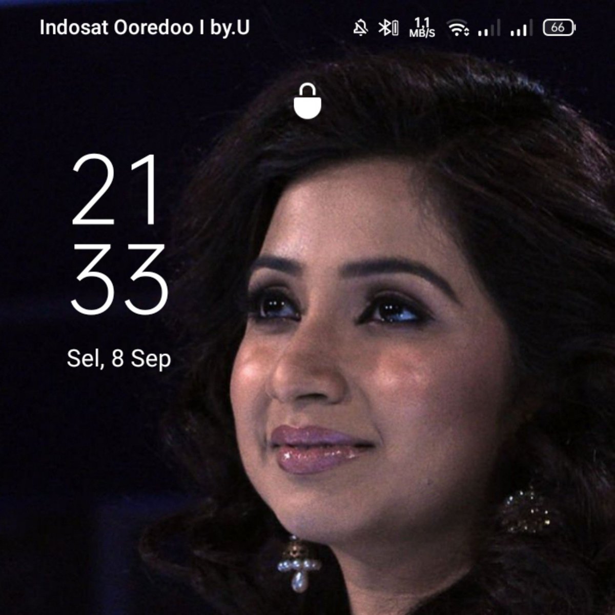 vaa2228's tweet photo. gw mau tidur ..eh ada notif @shreyaghoshal "Gud Mowrning"😂
efek beda country yeee shre! https://t.co/Vjm3bkBxDF