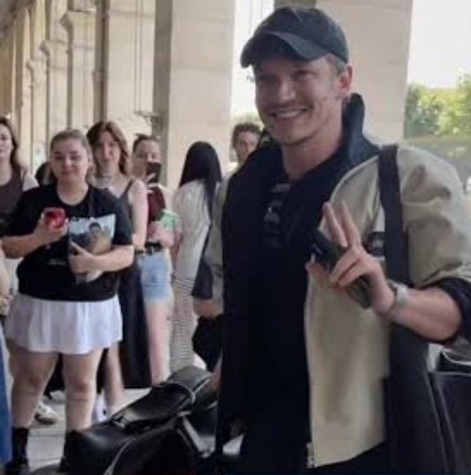 melbertaa's tweet photo. can't believe fans dont know that Omega watches has a partnership with Connor. Omega sponsored him at SNL and the Met Gala ($2million miv) and you can often see Connor wearing solid gold watches worth $100k each 😭 https://t.co/t1V4PQF3f3