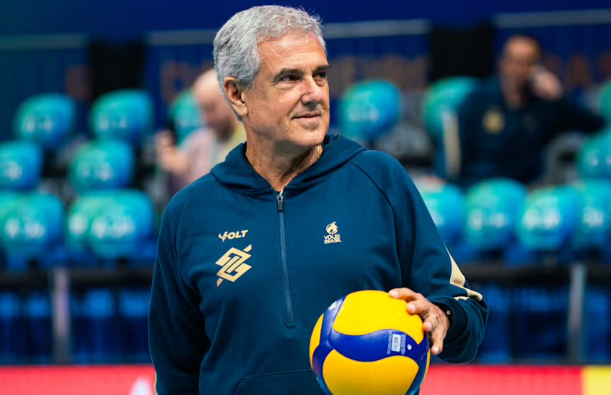 RAM10215's tweet photo. 🇧🇷 Zé Roberto:

"Não costumo falar sobre jogadora que não está no elenco. Se ela [Kisy] quiser falar, ela fala. Senão teria que falar da Kisy, da Natinha, da Larissa... Acho que temos que focar nas 14 jogadoras que estão aqui, tentar nossa classificação pros Jogos Olímpicos, que é o mais importante.”

"A Sabrina estava na seleção B, assim como a Vivian [levantadora convocada no lugar de Macris]. A seleção B foi uma das melhores coisas que a gente fez, porque eles estão muito próximos da seleção A. Uma que estava numa forma excepcional e se machucou foi a Karina, fazendo um passe.”

"Esse sempre foi o aviso, que alguém pode ir pra A e alguém pode ir pra B. Foi o que aconteceu.”

🔗 https://t.co/zUg3E9Eh14
