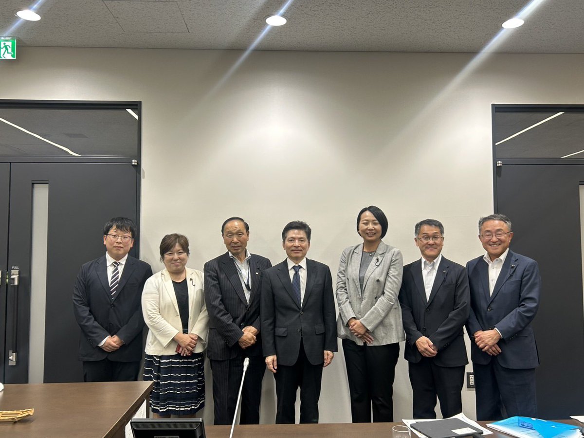 terashima_nobu's tweet photo. 昨日、日韓友好北海道議会議員連盟研修会でチャン・ヨンス総領事の講演を拝聴しました。
講演後には私から、旭川空港と韓国を結ぶ定期便の就航をぜひお願いしたいと直接お訴えしました。
観光、食、物流、経済交流の可能性を広げ、旭川・道北の発展につなげてまいります。
#旭川空港 #日韓交流 https://t.co/bIrPBZdyN4