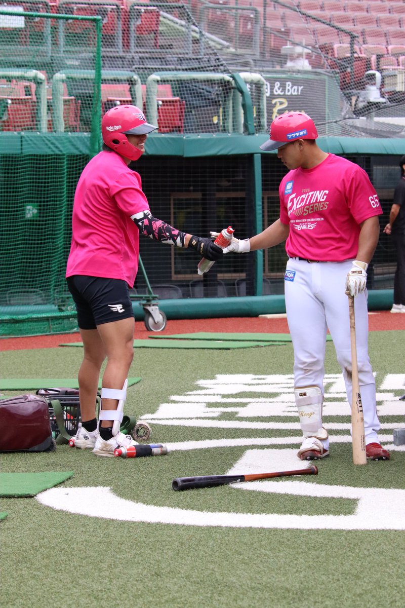 NK324df's tweet photo. 260906 黒川史陽

ほりけんさんとスプレーあれもでないこれもでないやってた😸のを山下コーチが微笑ましそうに見ていた🫵🏻💖
 #楽天イーグルス  #rakuteneagles https://t.co/q1MiMs4zKx