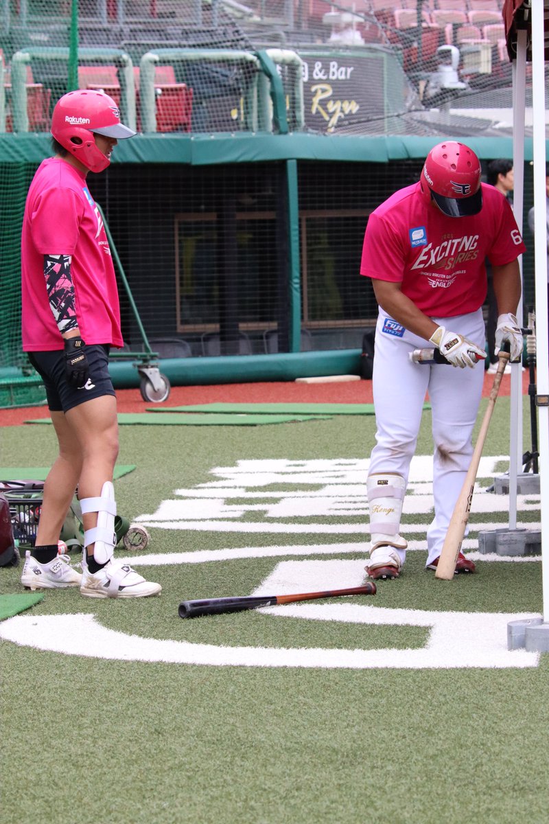 NK324df's tweet photo. 260906 黒川史陽

ほりけんさんとスプレーあれもでないこれもでないやってた😸のを山下コーチが微笑ましそうに見ていた🫵🏻💖
 #楽天イーグルス  #rakuteneagles https://t.co/q1MiMs4zKx