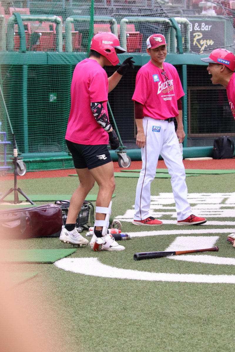 NK324df's tweet photo. やっと出たと思ったらほりけんさん驚かせてうぇーいってやってた。ほりけんさん笑いすぎです。(ほぼ顔見えてない) https://t.co/QI7ieJTha4