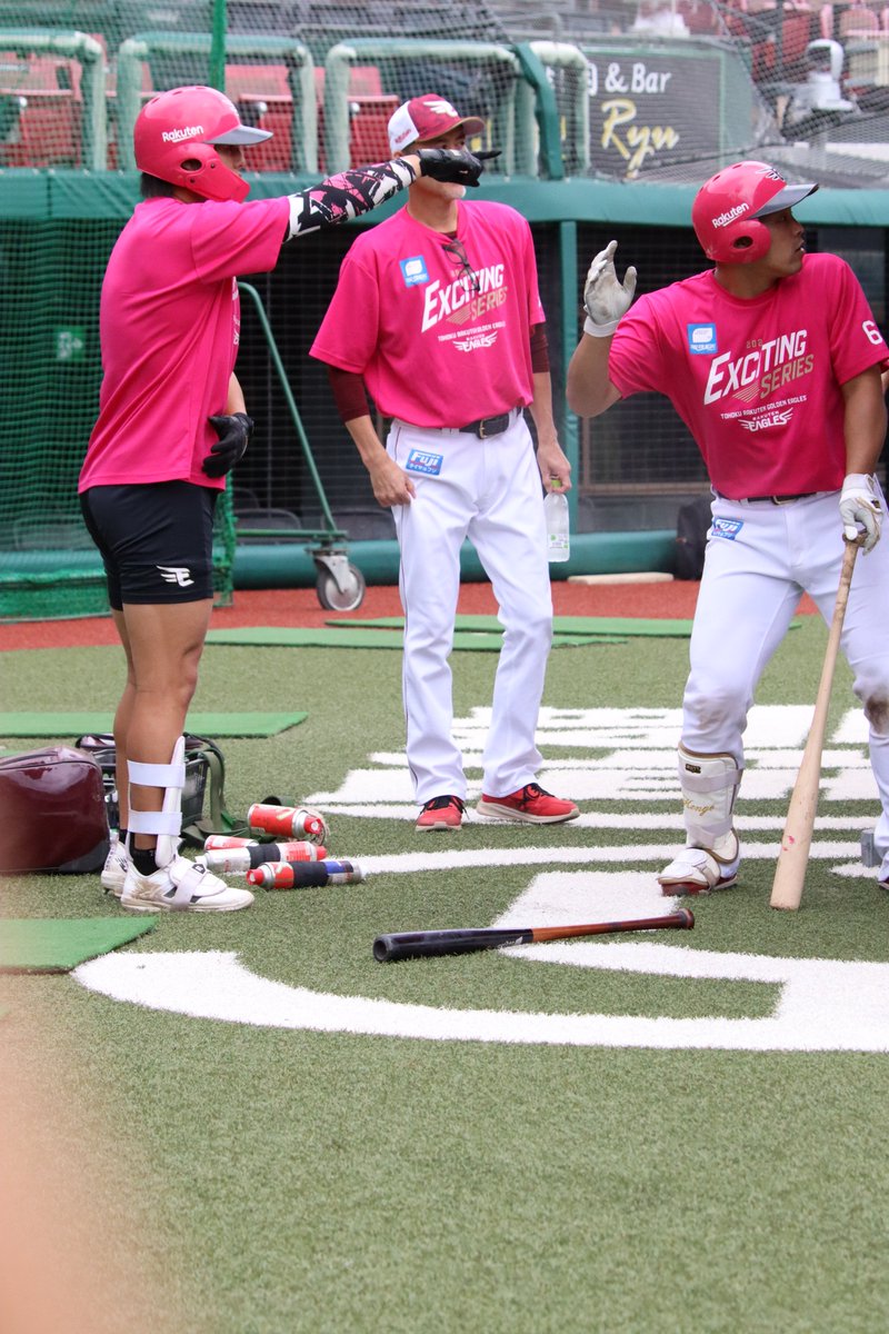 NK324df's tweet photo. やっと出たと思ったらほりけんさん驚かせてうぇーいってやってた。ほりけんさん笑いすぎです。(ほぼ顔見えてない) https://t.co/QI7ieJTha4