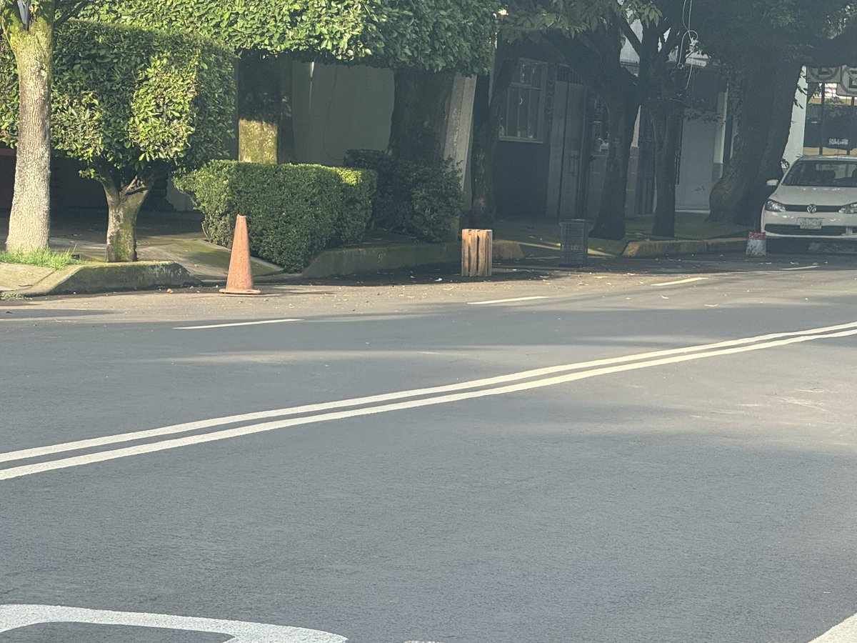 DieselPowerMx's tweet photo. @UCS_GCDMX @Alcaldia_Coy Aún siguen algunos objetos  como cajas ,cubetas de metal y conos en la vialidad https://t.co/bbp7FAz0LM
