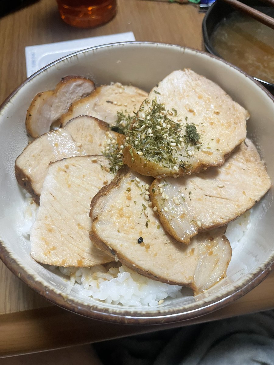 lapantear's tweet photo. やっと出来た☺️
なので飯テロしよう🤗
つゆだくチャーシュー丼🤤
美味しく出来た🥰 https://t.co/2PVWGvGLWp