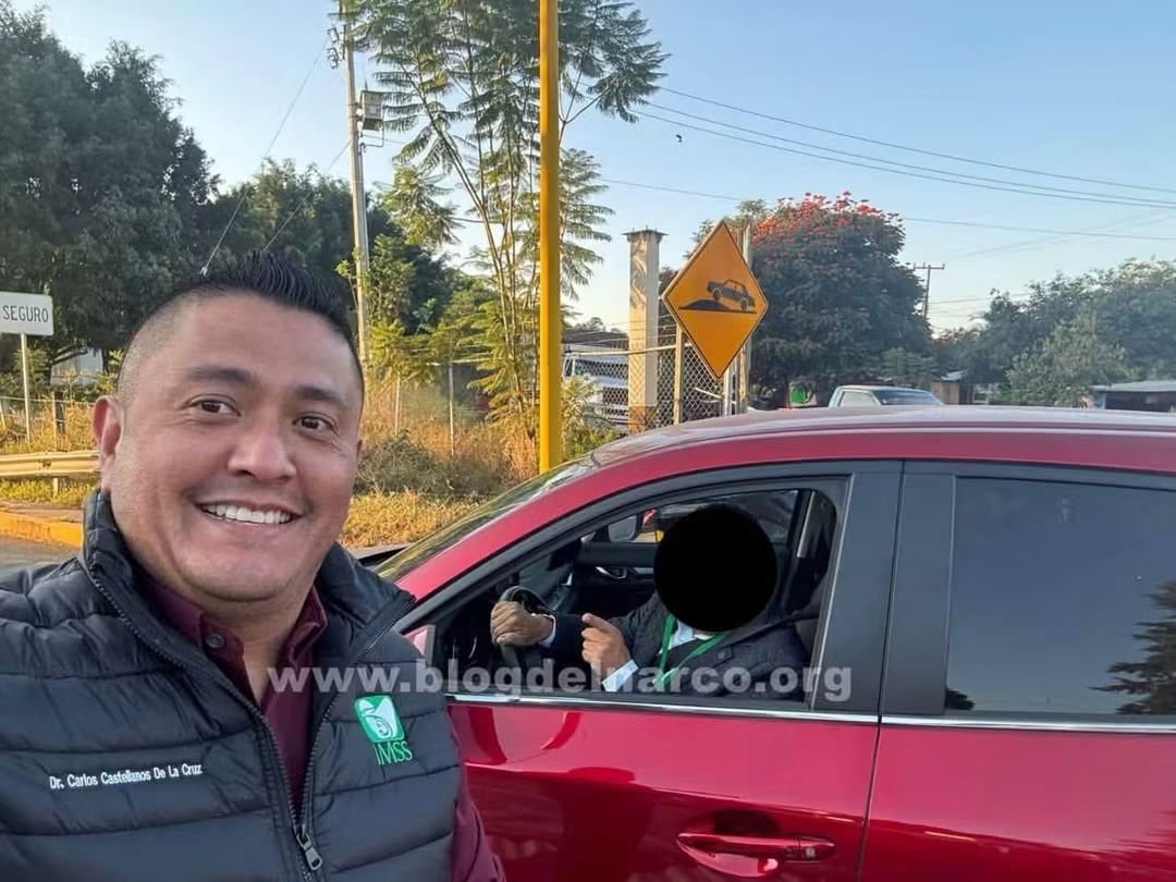 HtTrejo's tweet photo. <<Carlos castellanos, Medico de la clínica 76 del IMSS en #Uruapan #michoacan utiliza a su perro para agredir a los perritos callejeros, (lo saca para que mate a los otros perritos) amenazó a vecinos que intervinieron diciendo que conoce sicarios. Que tiene pawer con la maña, que por eso tiene el puesto y puede hacer lo que le de su chingada gana. Que hasta diputado lo van a hacer en morena 🔴>>