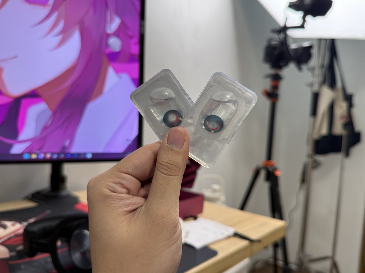 natharasho's tweet photo. yo how the FUCK do you put these on #DoesAnyoneHaveAnyMethodsAtAll https://t.co/izfp7m05da